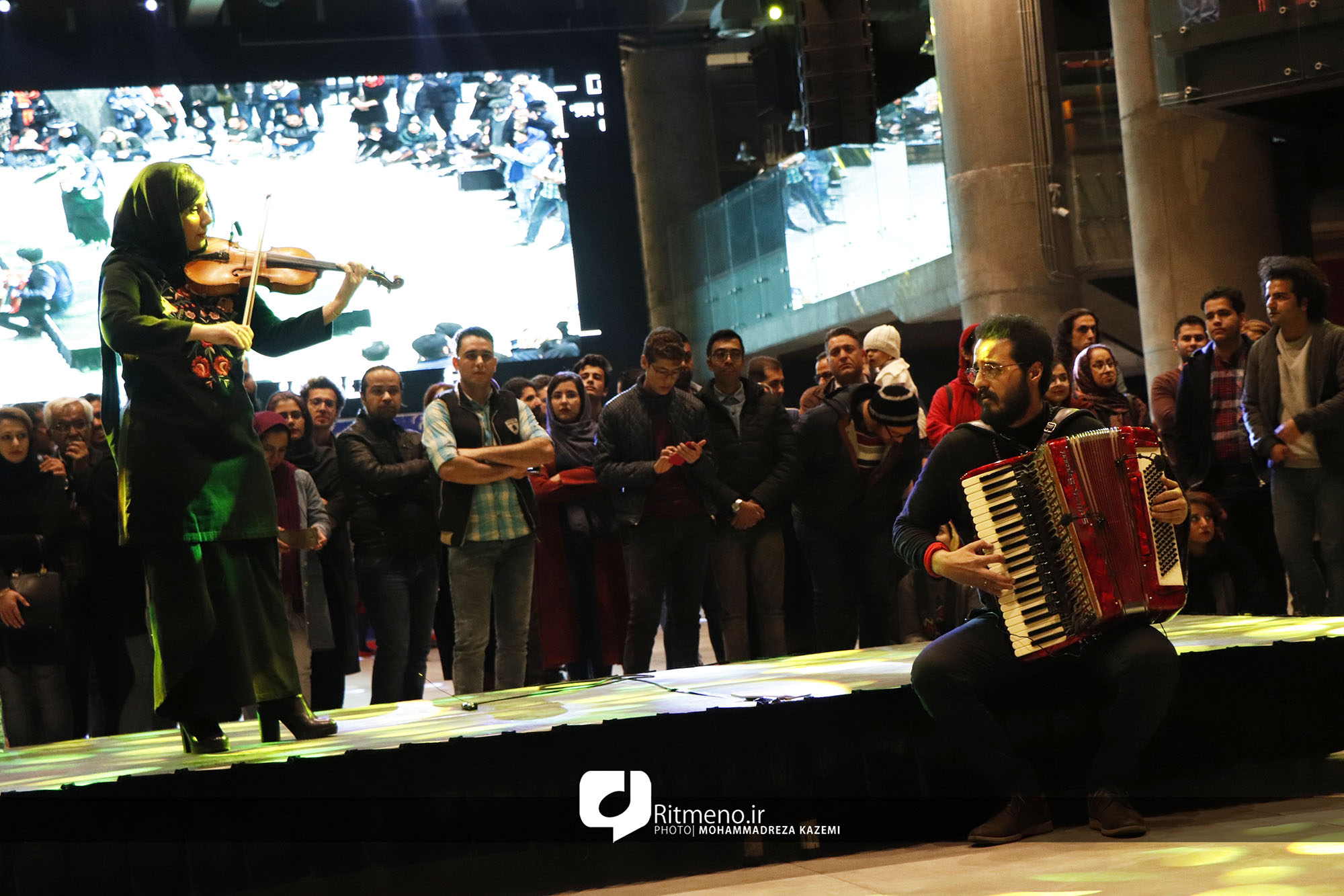 جشن امضای آلبوم « درنادئون» در شیراز/ استقبال از حضور مهرداد مهدی و آسو کهزادی
