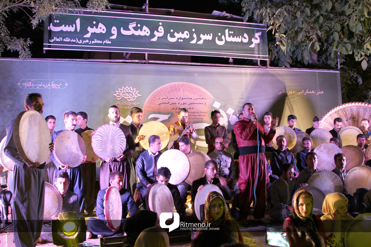 پیام عزیزی با گروه هزار نفره دف‌نوازان در جشنواره «دف نوای رحمت» روی صحنه رفت