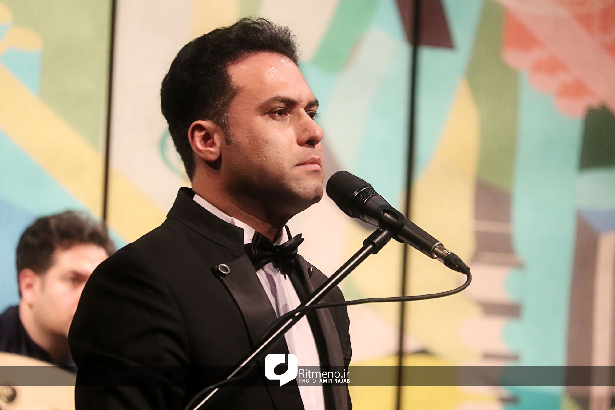 وحید تاج با ارکستر سازهای ملی ایران روی صحنه رفت