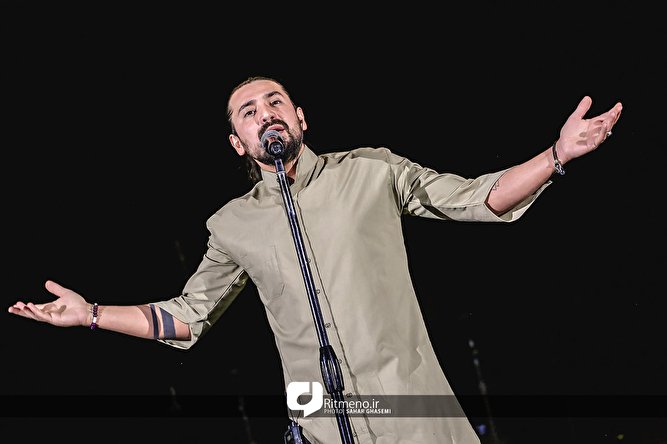 اجرای امیرعباس گلاب در سی و پنجمین جشنواره موسیقی فجر به روایت تصویر
